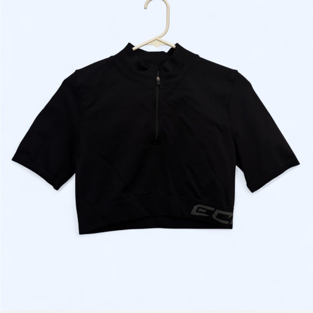ECHT Arise Scrunch Black crop top